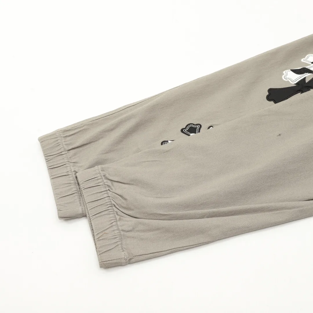 🅿️390 CH/Croxin trousers with pressed leather cross patch embroidery on both sides. The fabric is made of custom woven composite fabric. It is dyed to order and then treated with wool. It is silky and super soft compared to the original version. The fabric texture has clear and obvious strands and great drape. The workmanship is exquisite and meets the foreign trade export standards. The leather cross is embroidered with Sanskrit on both sides of the front. It is fashionable and individual. It is super versatile and good-looking. It is a must-have for fashionable men and women. It is unparalleled in terms of upper body comfort. size：XS-L